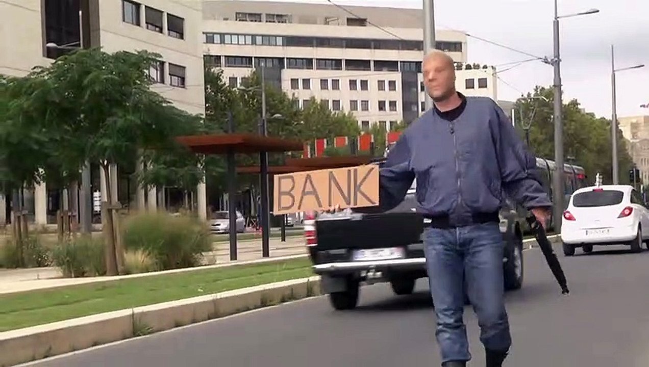 What the F - BANKÜBERFALL
