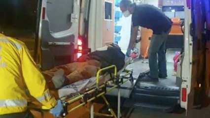 Motosikletine çarptıkları çöp toplayıcı genci döverek hastanelik ettiler