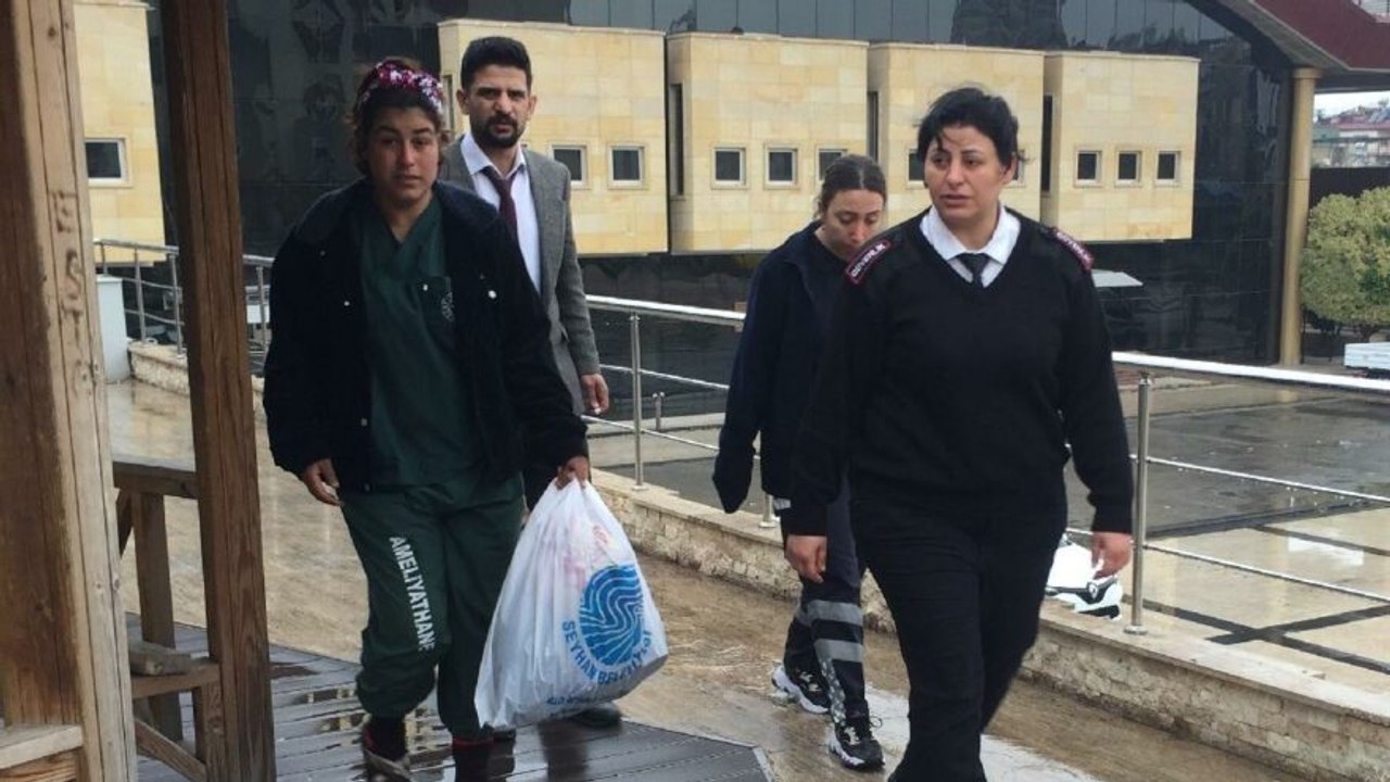 Doğumdan bir hafta sonra ameliyat kıyafetiyle sokakta bulundu