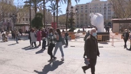 España cierra el puente conteniendo el virus pero teme una cuarta ola para Semana Santa