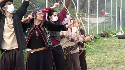 Adana'da okçuluk sporu kadınlardan soruluyor