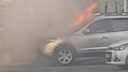 승용차, 사거리에서 소화전 들이받고 불...출근길 차량 통제 / YTN