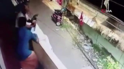 Bayılan adam son anda balkondan düşmekten kurtarıldı