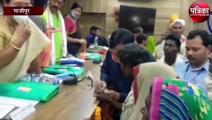 योगी सरकार के 4 साल पुरे होने के बाद प्रभारी मंत्री ने लाभार्थियों को दिया प्रमाण पत्र