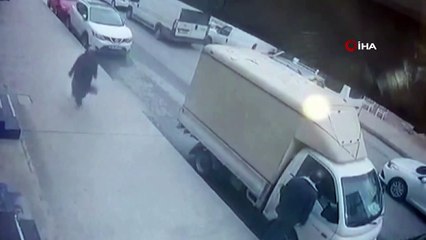 Otomobilin çarptığı kadın karşı yöne 'dur' işareti yaptıktan sonra böyle yere yığıldı