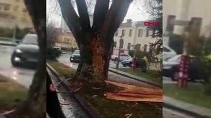 TBMM'nin bahçesine yıldırım düştü