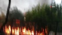 Son dakika haberleri... Marangozhanede başlayan yangın eve sıçradı, mahsur kalan 4 kişi merdivenle alındı