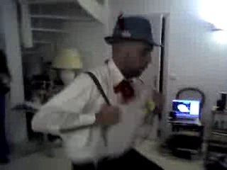 Anniversaire Bilou - Maro danse avec ses bretelles