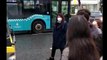 İETT şoförü korona nedeniyle kapasitesi dolan otobüsün kapılarını açmadı, öfkeli vatandaşlar aracın önünü böyle kesti