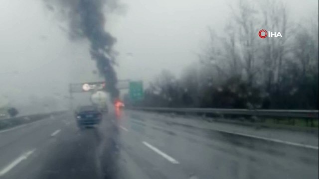 - Seyir halindeki otomobil TEM Otoyolunda alev topuna döndü
