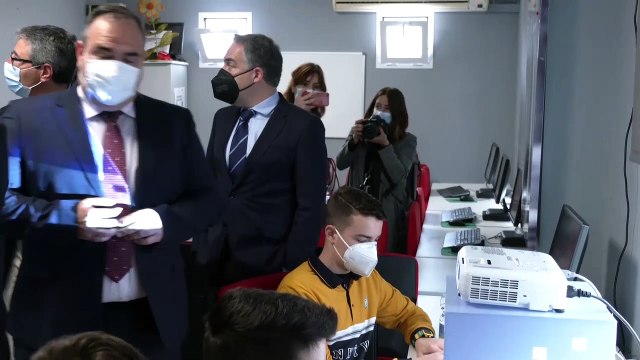 Elías Bendodo visita el Centro Guadalinfo de Pizarra (Málaga)