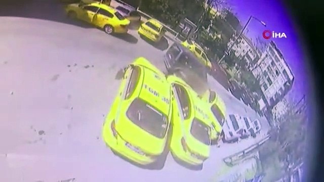 Taksi durağına dalan araç ortalığı karıştırdı