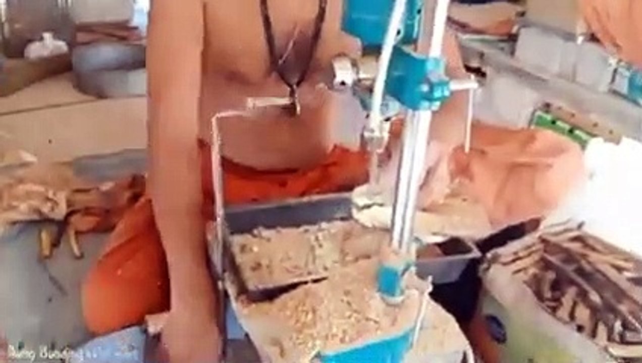 তুলশি মালা তৈরি করা।