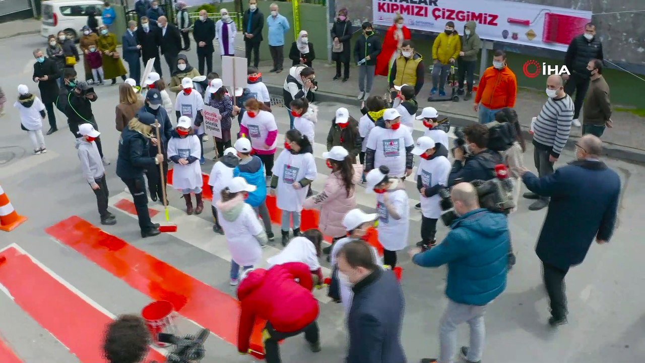 Bayrampaşa’da yaya geçitleri kırmızıya boyandı