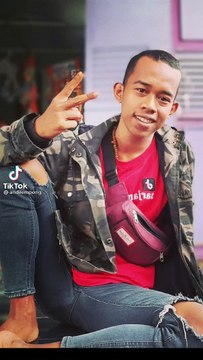 pumugi sya ng batuhin ng kapatid haha