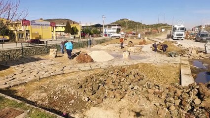 MANİSA - Park ve bahçelerde su kaybını engellemek için volkanik kaya bahçeleri oluşturuldu