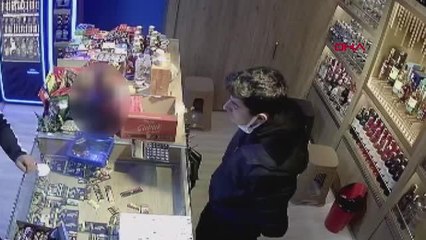Son Dakika | ÇORUM Tabancayla büfeye giren şüphelinin 3 şişe alkollü içki gasbettiği anlar kamerada