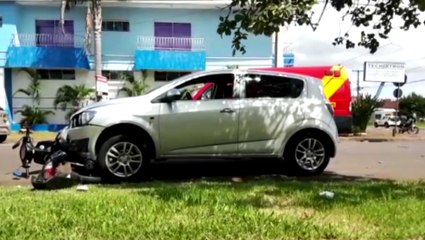 Carro e moto se envolvem em acidente no Bairro Coqueiral e motociclista recebe atendimento do Siate