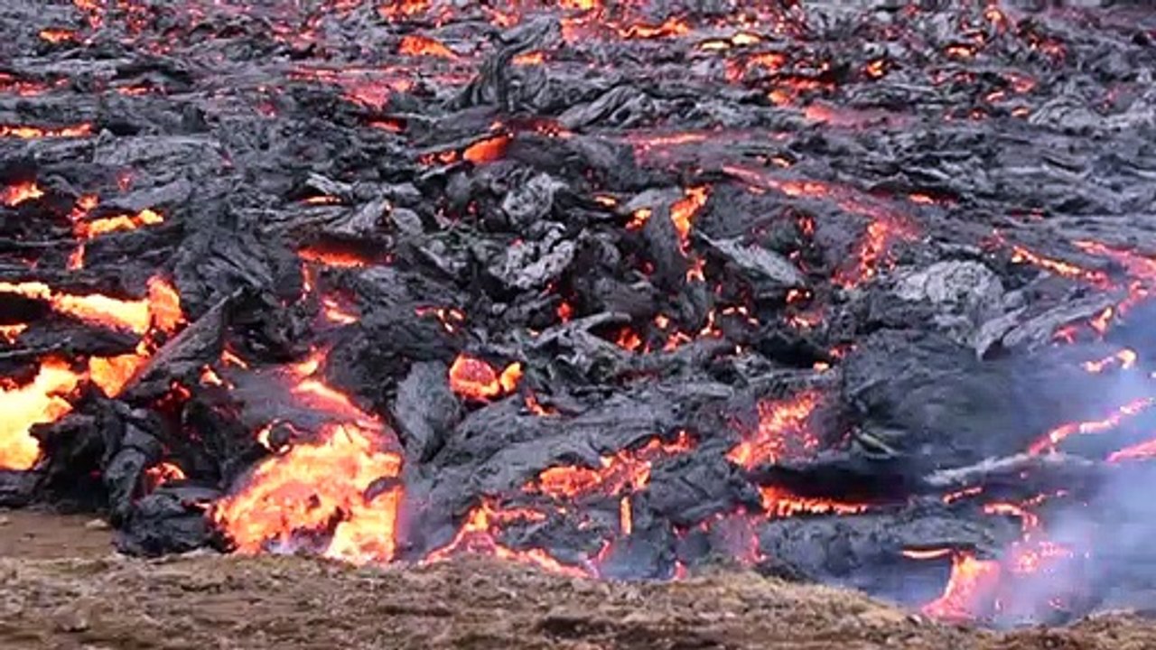 بركان في إيسلندا يجتذب الزوار بعد ثورانه للمرة الأولى منذ تسعمئة عام