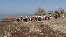 Son Dakika | İlkokul öğrencileri Dünya Su Günü'nde Sapanca Gölü'nde kıyı temizliği yaptı
