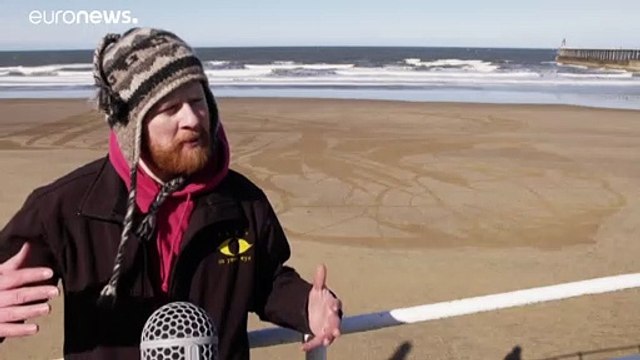 L'arte della sabbia per salvare l'acqua: la sensibilità degli artisti in riva al mare