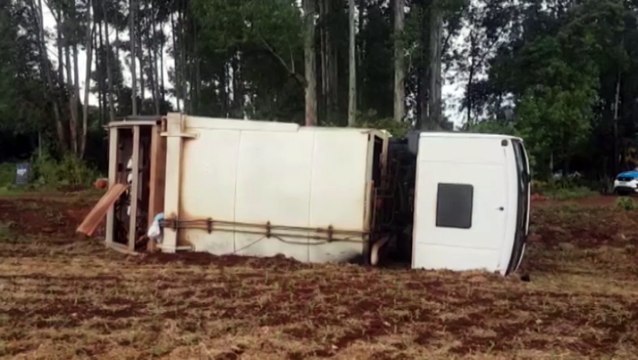 Caminhão tomba às margens da rodovia PR-486, em Cascavel