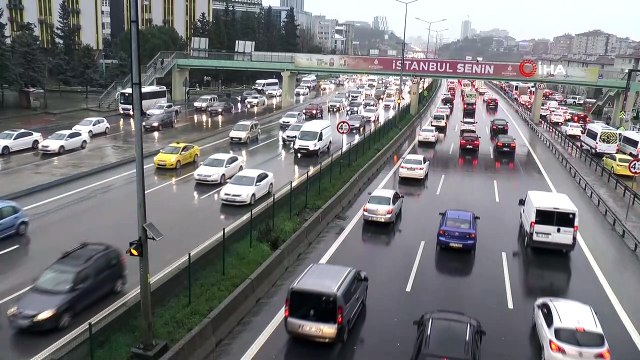 - İstanbul’da ani bastıran sağanak yağmur sonrası trafik yoğunluğu