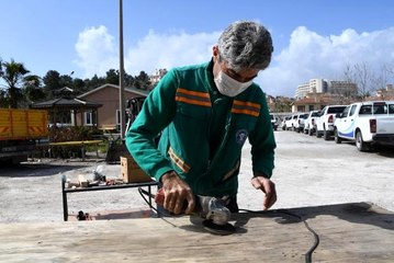 Kuşadası'nda kent mobilyaları usta ellerde yeniden hayat buluyor