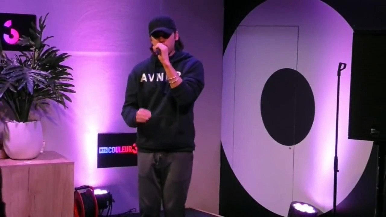 Orelsan chante "Basique" en live