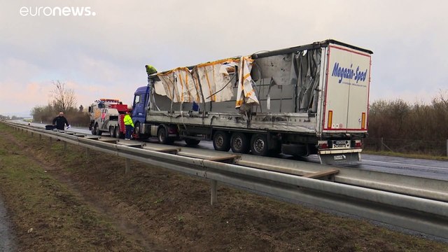 شاهد: مقتل 4 أشخاص بعد انقلاب شاحنة تقل مهاجرين في كرواتيا