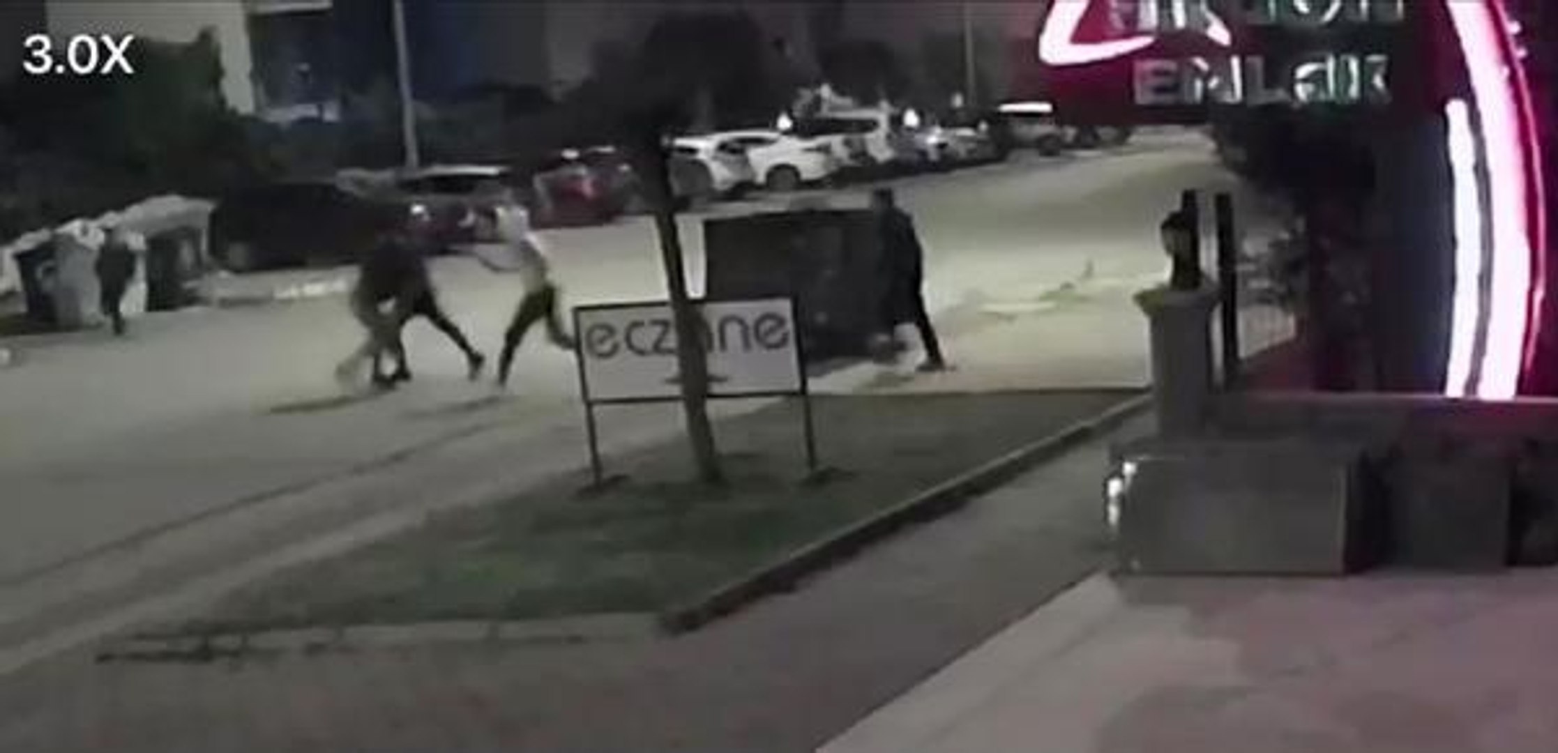 ⁣Son dakika haber | Hurda kağıt toplayan gencin dövülüp, motosikletinin yakılma anı kamerada