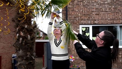 House decorated yellow in remembrance of Covid victims