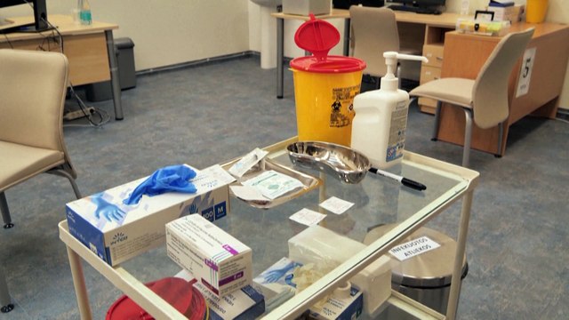 AstraZeneca, il braccio di ferro sul vaccino tra Ue e Regno Unito