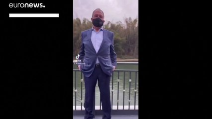 "الحجر الصحي اللعين" عبارة توشح كمامة وزير الخارجية الروسي