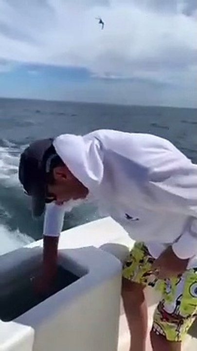 Des intrus viennent demander du poisson à des pêcheurs