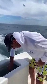 Des intrus viennent demander du poisson à des pêcheurs