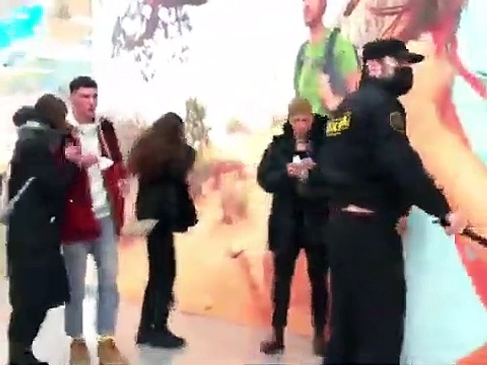 Pas de masque = coup de baton... Caméra cachée...