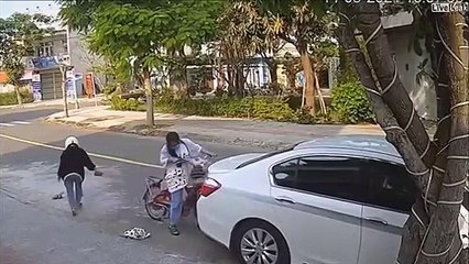 2 femmes à vélo un peu trop distraites