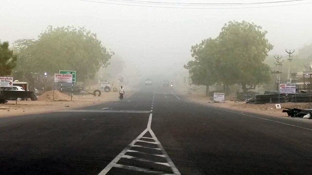 थार में अंधड़ का कहर, 18 घंटे तक आसमान से बरसी धूल