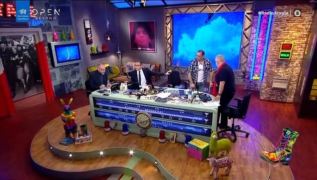 Ράδιο Αρβύλα: Με πατερίτσες ο Αντώνης Κανάκης - Τι συνέβη;