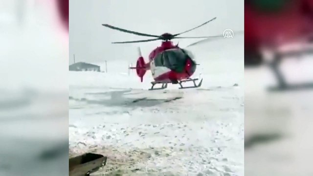 AĞRI - Kar ve tipi nedeniyle yolu kapanan köydeki hamile kadın için ambulans helikopter seferber oldu