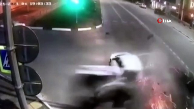 - Rusya'da kaza yapan araç ortadan ikiye bölündü