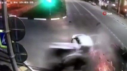 - Rusya'da kaza yapan araç ortadan ikiye bölündü