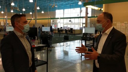 Christian Dubé, ministre de la Santé, et Dominique Pilon, directeur de la vaccination en Montérégie-Ouest