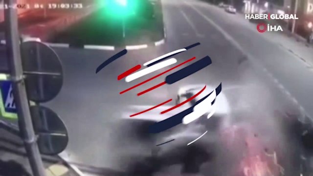 Rusya'da kaza yapan araç ortadan ikiye bölündü