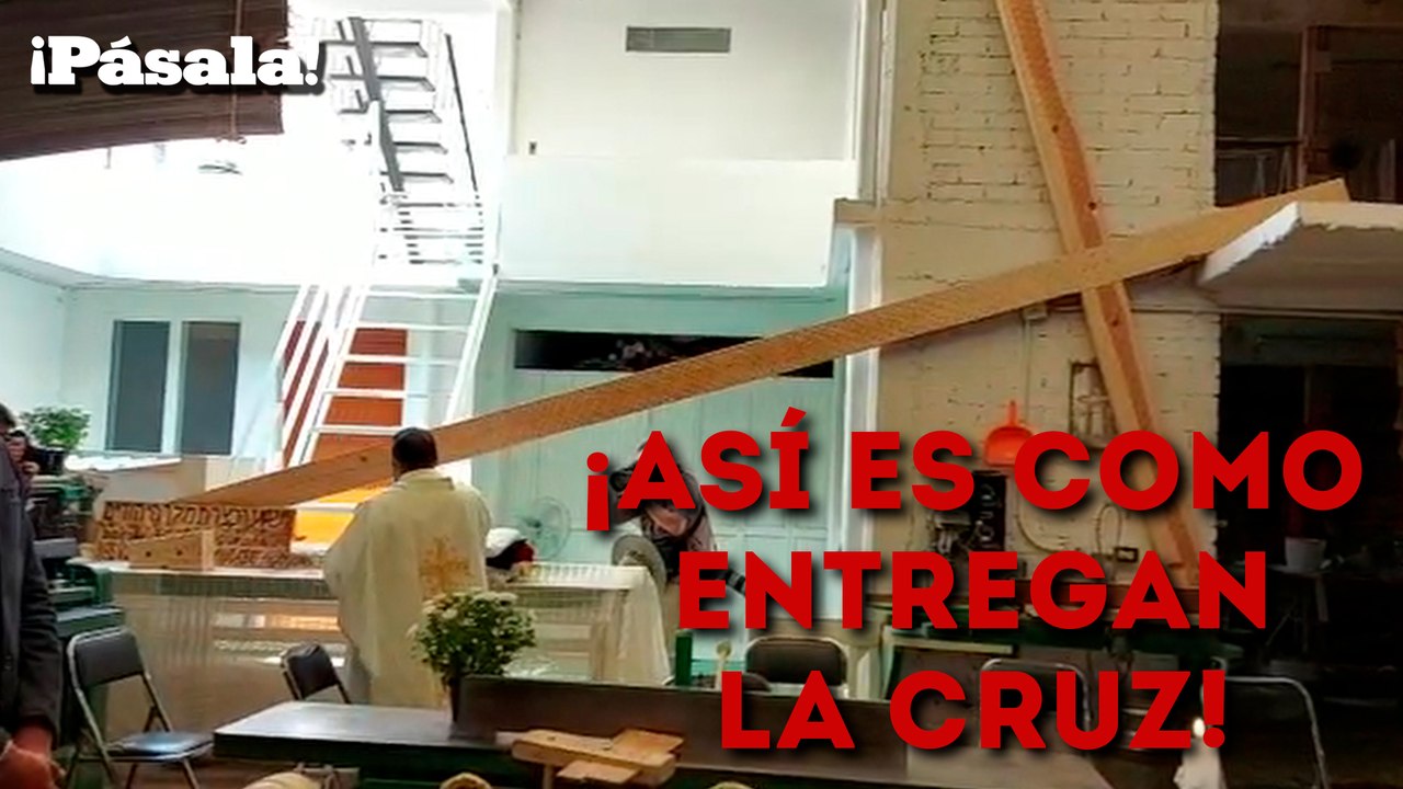 ¡Así es como entregan la Cruz! ✝️