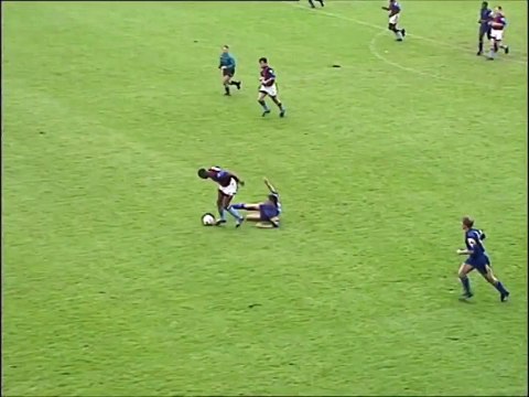 Dalian Atkinson một mình solo ghi bàn từ sân nhà