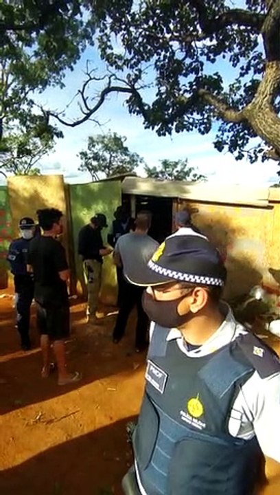 Crianças permanecem dentro de escola para evitar derrubadas em assentamento na L4 Norte