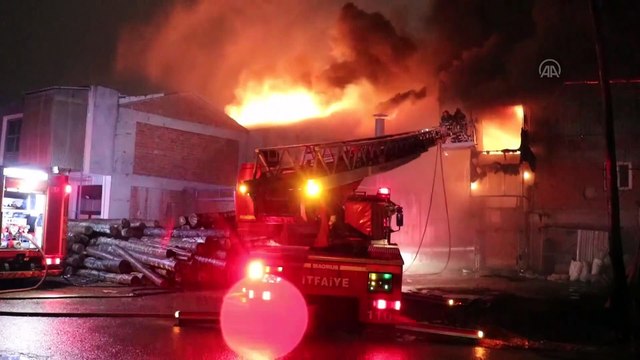 SAKARYA - Mobilyacılar çarşısında boyahanede çıkan ve iş yerlerine sıçrayan yangına müdahale ediliyor