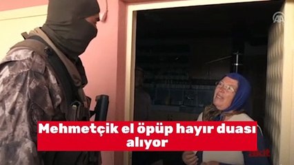 Mehmetçik el öpüp hayır duası alıyor